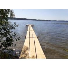 Pitkospuu Inari laituri pyöröhirsitolpilla