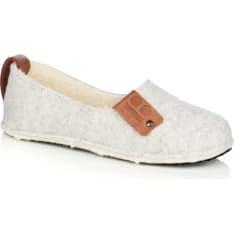 Omaking felt slippers