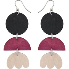 The Tarina earrings are elegant and the beautiful wooden elements create a delightful combination, full of colour. Length 7,5...