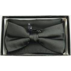 Veniz rusetti ja taskuliina lahjakotelossa