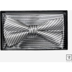 Veniz rusetti ja taskuliina lahjakotelossa