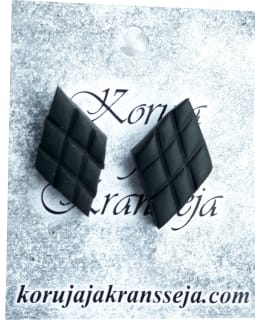 Koruja ja Kransseja Salmiakkiruutu nappikorvakorut Main Image