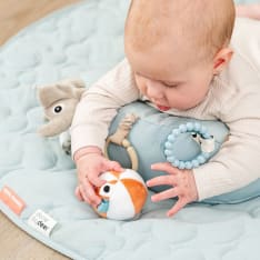 Done by Deer Tummy Time sininen aktiviteettilelu