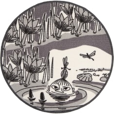 Hestia Moomin Sells a rug on the beach