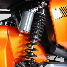Kontio Motors Kruiser Vesper mopo 45km/h Oranssi Grafiitti 1,2 kWh akulla