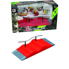 Skatepark sormiskeittien temppuramppi kaiteella