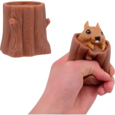 Puristeltava orava puunrungossa