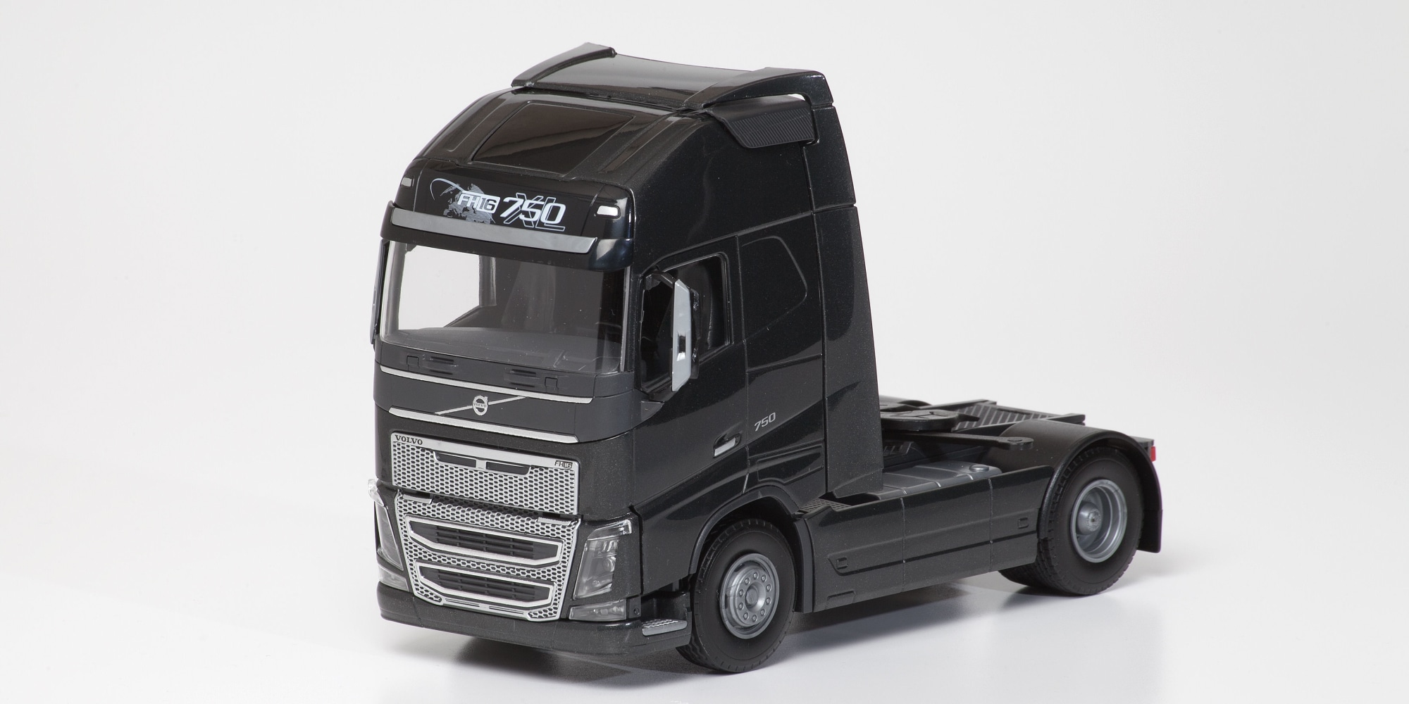EMEK 81333E Volvo FH16 musta vetoauto