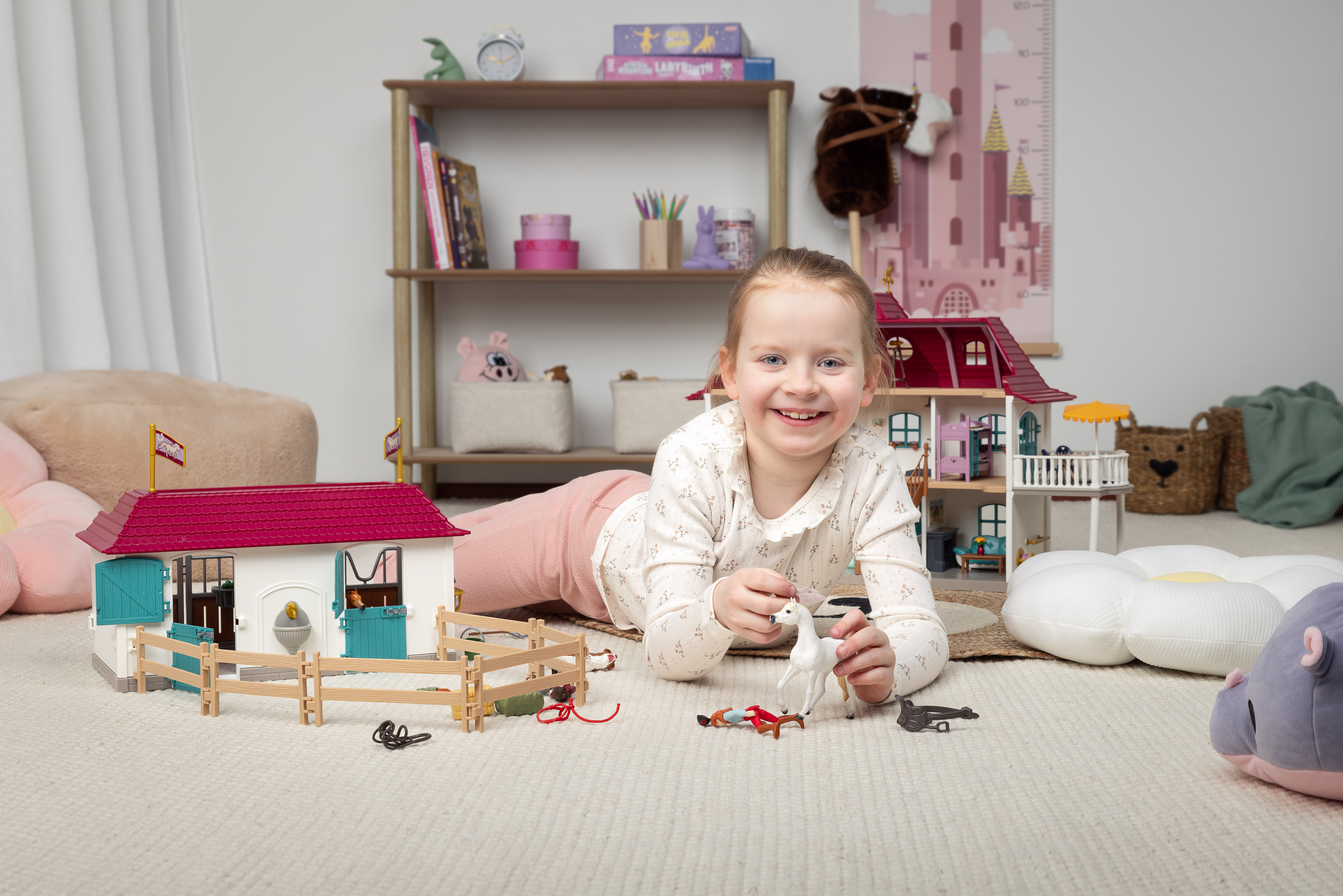 Schleich -lelujen artikkelikuva. Tyttö leikkii Schleicheillä. 