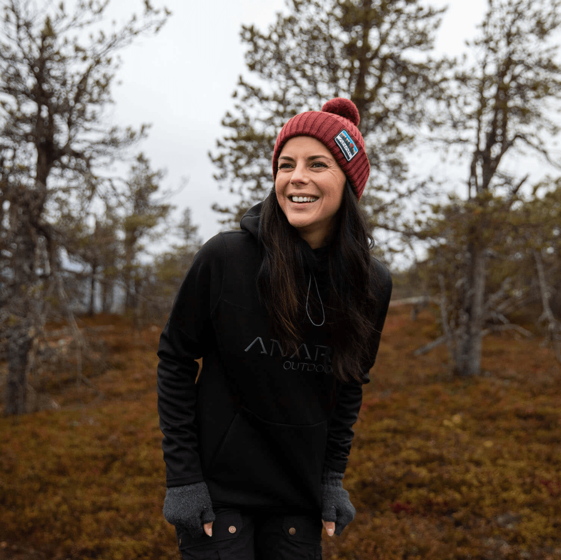 Nainen rokkaa Anar-merkkisiä vaatteita luonnossa